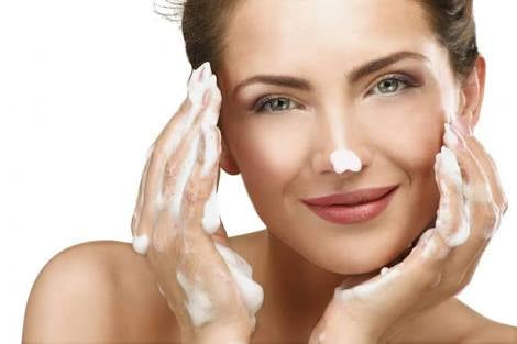 Rutina de doble limpieza facial paso a paso para piel radiante y libre de impurezas