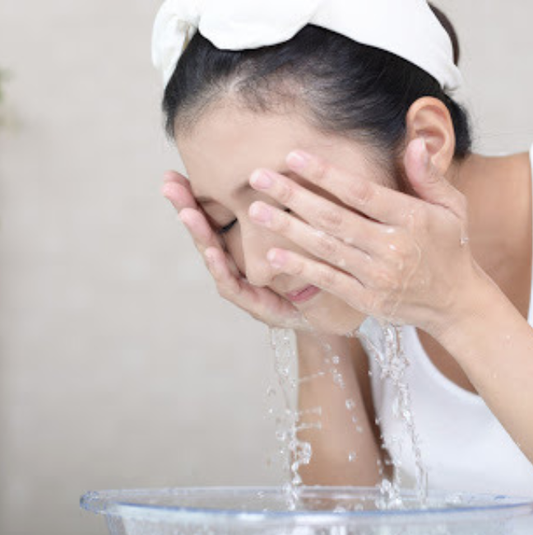 Mujer con piel limpia e hidratada después de su rutina de limpieza facial nocturna