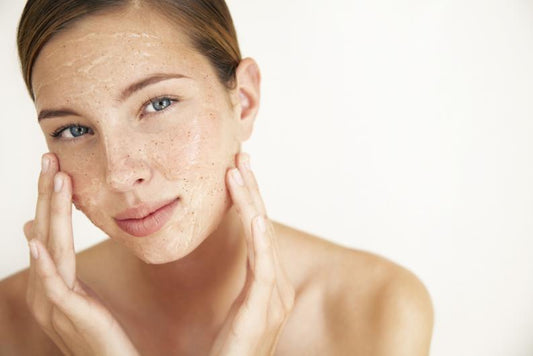 Exfoliación facial química con sérum Triconic Hybrid para piel luminosa y poros finos