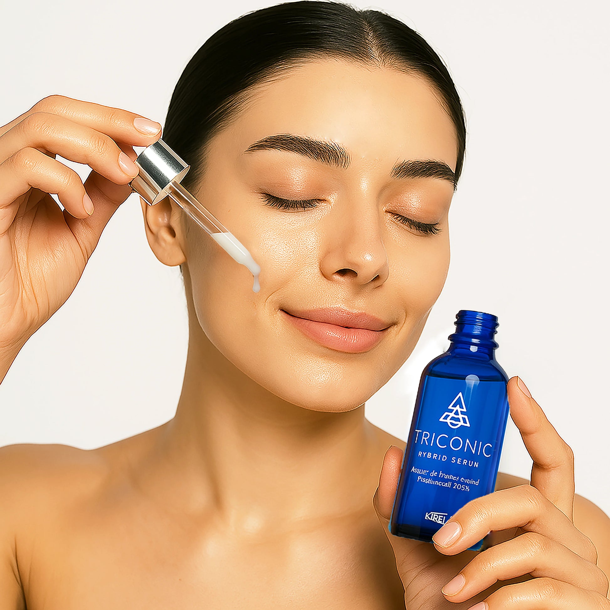 Mujer aplicando sérum Triconic Hybrid anti-edad en el rostro para tratamiento anti-arrugas
