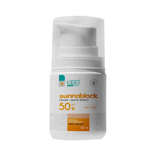 Protector solar con color FPS 50 y efecto mate. Base y protección solar en un solo producto. Cobertura natural para todos los tonos de piel.